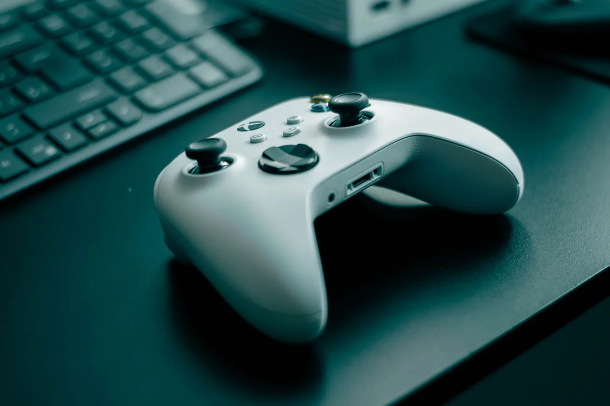 biały kontroler do gier na eleganckim biurku — Xbox Elite Series 2 a zakres naszego serwisu — czym zajmujemy się zamiast