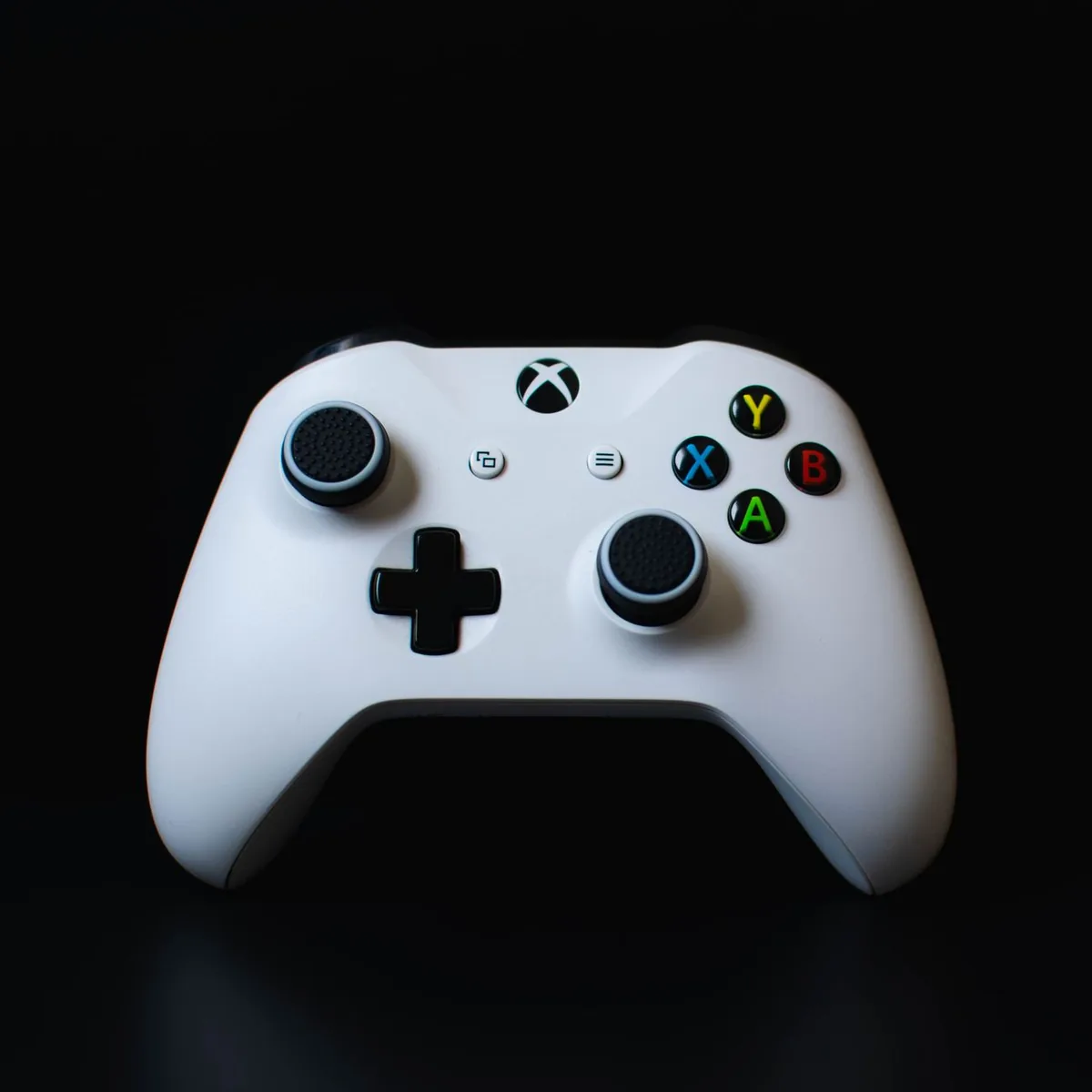 biały kontroler Xbox na ciemnym tle — Xbox One Elite — czego przy tym sprzęcie nie zrobimy