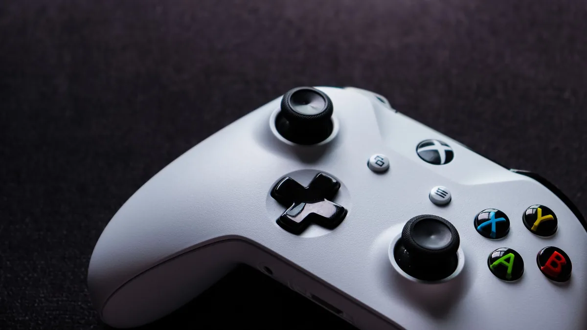 biały kontroler do konsoli Xbox z bliska — Xbox One S 1 TB a zakres naszego serwisu — czym zajmujemy się zamiast