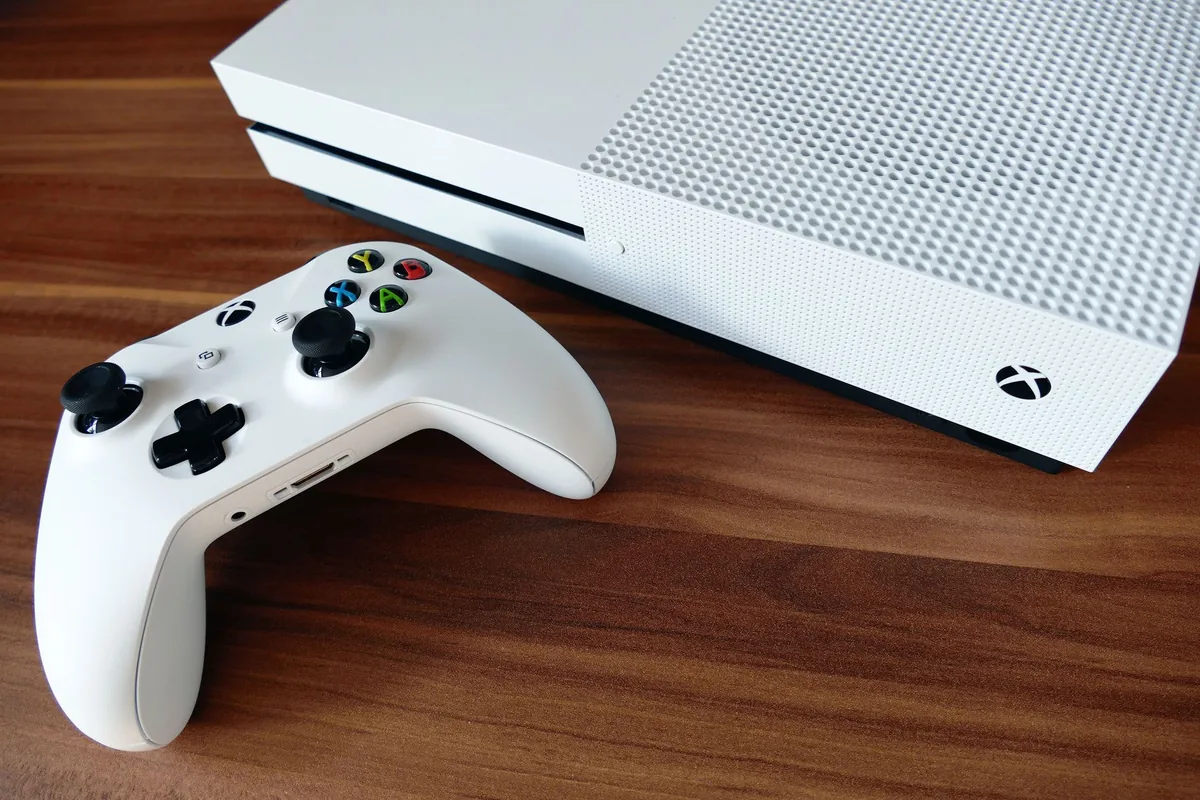biała konsola Xbox z kontrolerem na drewnianej powierzchni — Xbox Series S a zakres naszego serwisu — czym zajmujemy się zamiast