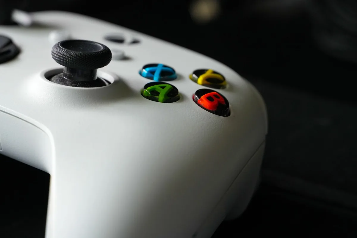 przyciski kontrolera do konsoli Xbox z bliska — Xbox Series S Robot White poza naszym warsztatem — gdzie szukać pomocy