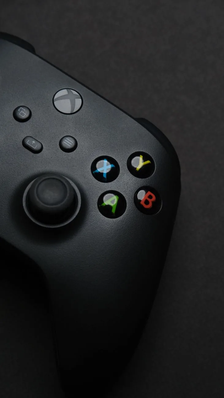 czarny kontroler do konsoli Xbox na ciemnym tle — Xbox Series X 2 TB Galaxy Black w zgłoszeniu — jak odpowiadamy i co radzimy