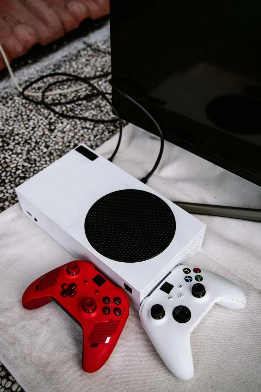 czerwony i biały kontroler Xbox z konsolą — Xbox Series X Digital — czego przy tym sprzęcie nie zrobimy
