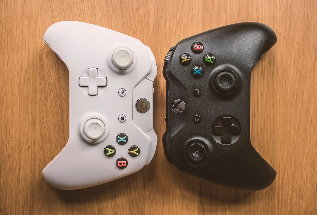 bezprzewodowy kontroler do gier na jednolitym tle — Xbox Wireless Controller poza naszym warsztatem — gdzie szukać pomocy
