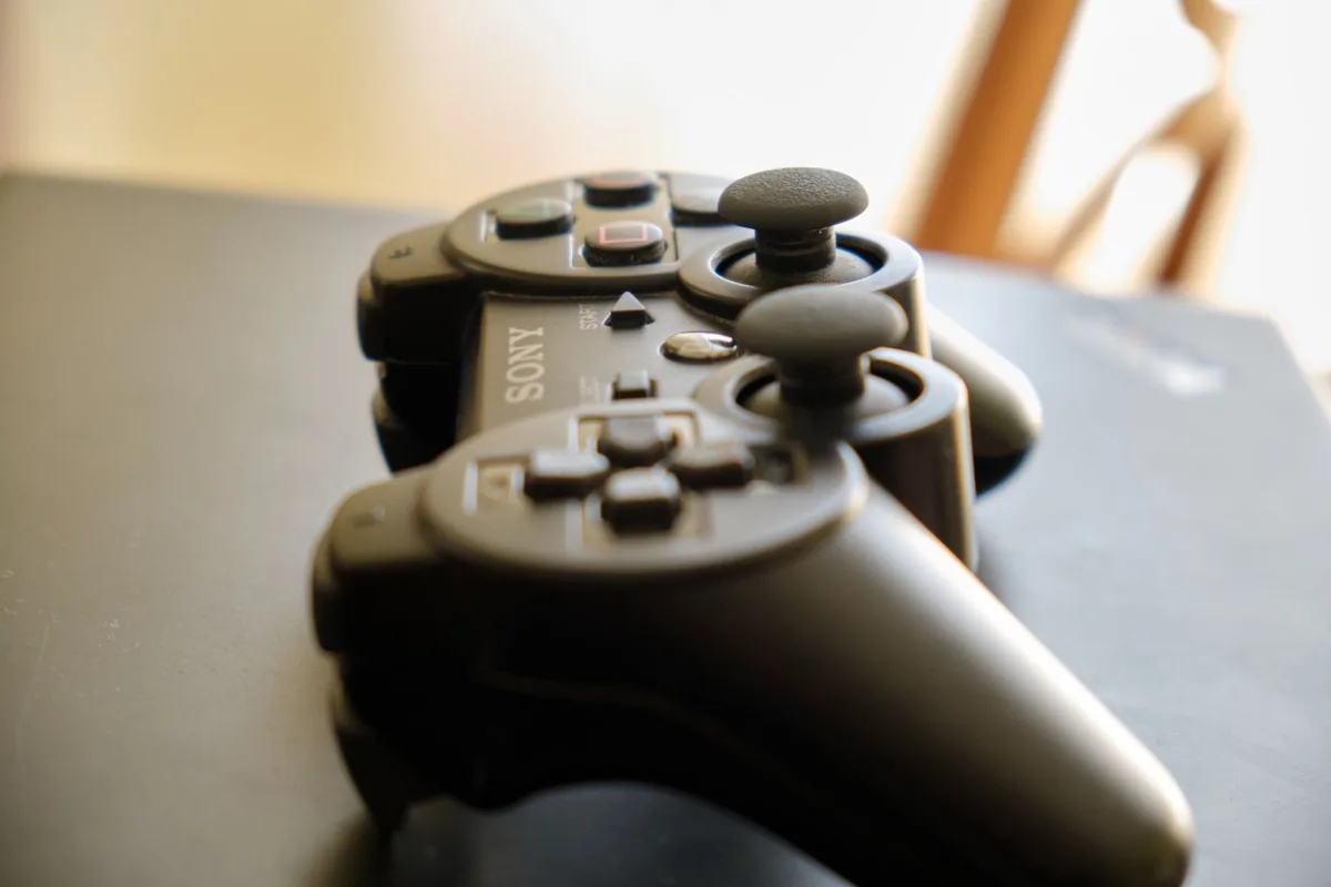 czarny kontroler bezprzewodowy na ciemnej powierzchni — Xbox Wireless Controller Shock Blue a zakres naszego serwisu — czym zajmujemy się zamiast