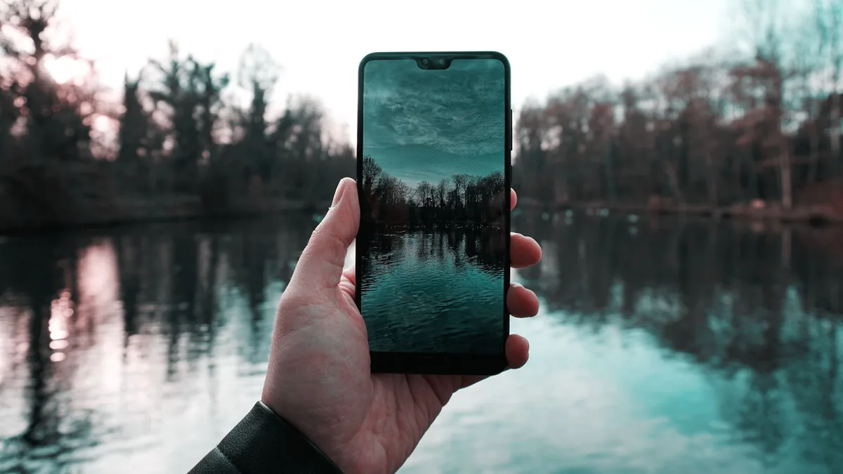 smartfon z odbiciem jeziora na ekranie — Xiaomi 11 Lite 5G NE poza naszym warsztatem — gdzie szukać pomocy
