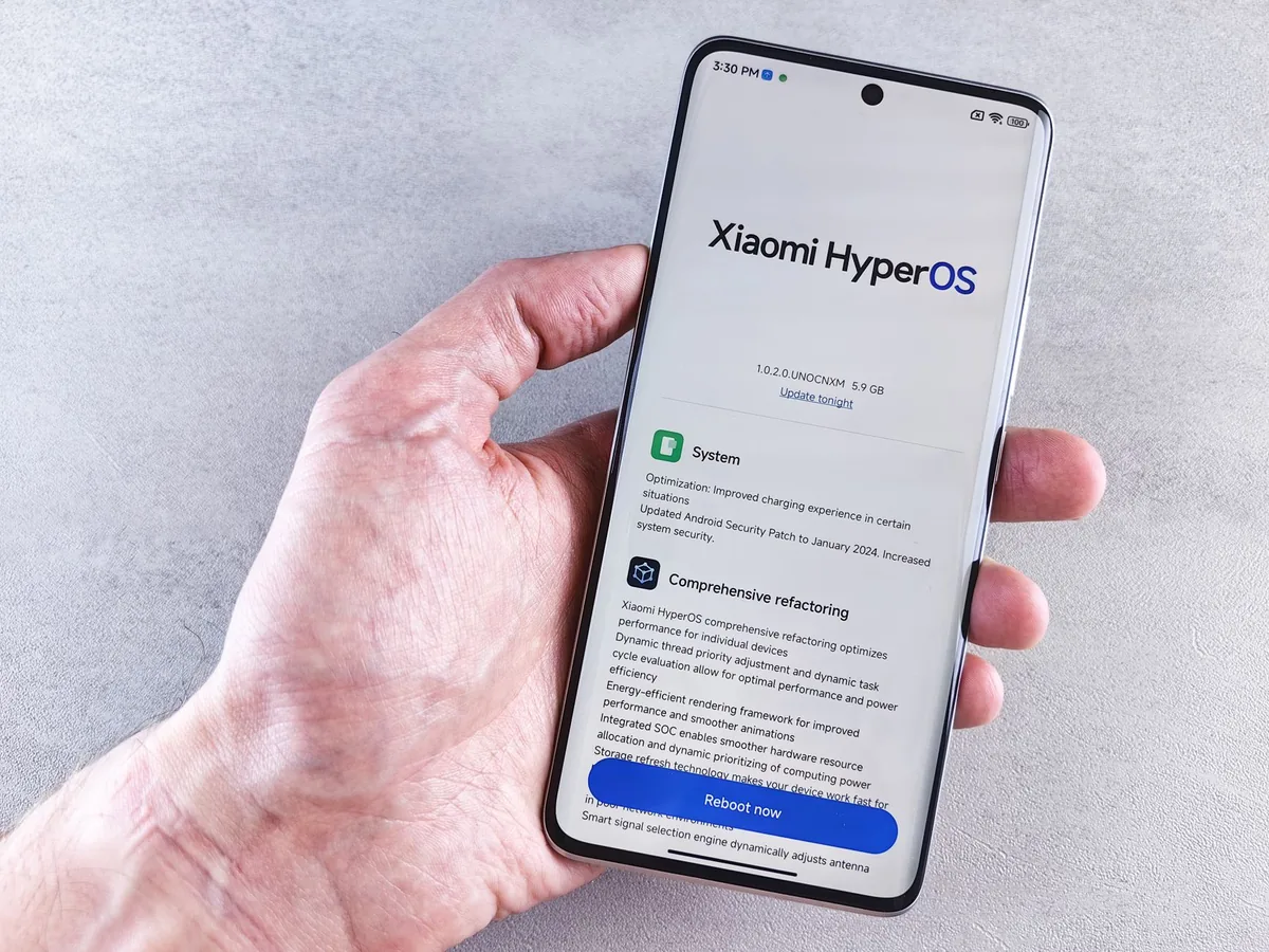 dłoń trzymająca smartfon xiaomi z systemem hyperos — Xiaomi 11T — czego przy tym sprzęcie nie zrobimy