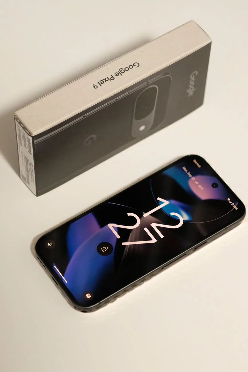 smartfon google pixel 9 obok oryginalnego pudełka — Xiaomi 14 — czego przy tym sprzęcie nie zrobimy
