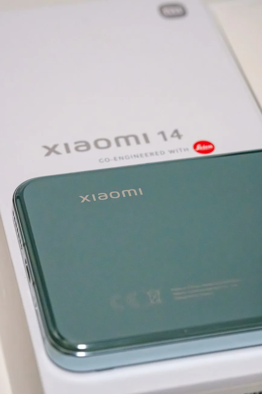zielony smartfon Xiaomi 14 na oryginalnym opakowaniu — Xiaomi 15 poza naszym warsztatem — gdzie szukać pomocy