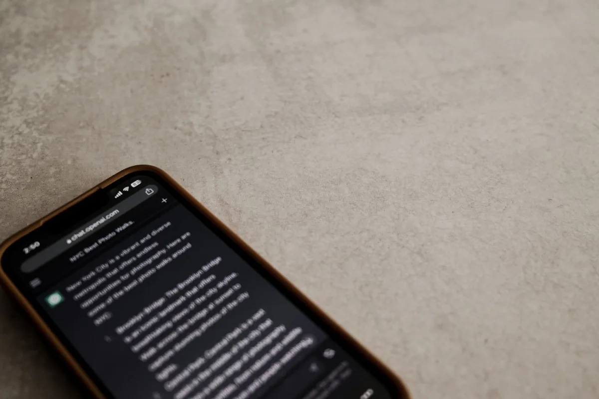 smartfon z otwartym czatem na teksturowanej powierzchni — Xiaomi 15 Pro w zgłoszeniu — jak odpowiadamy i co radzimy