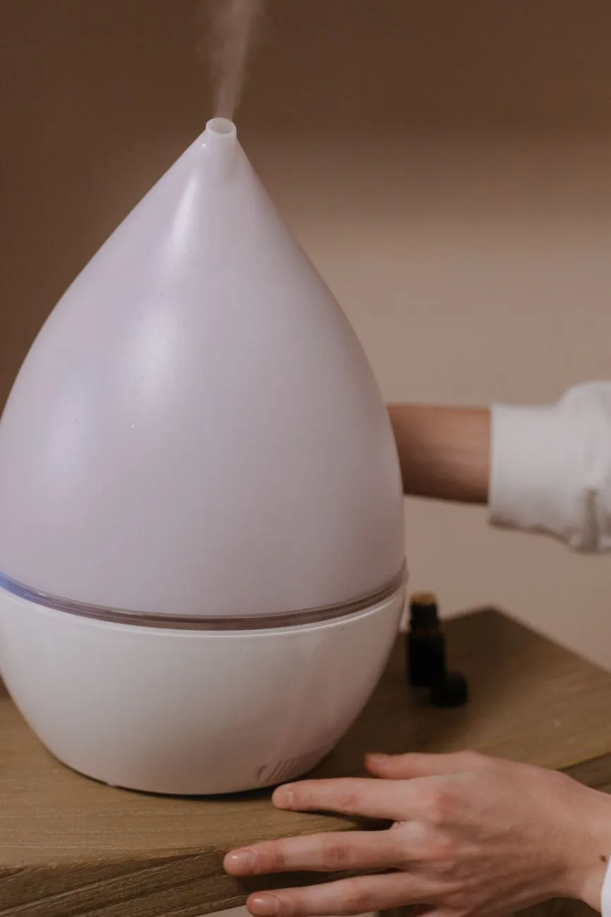 nowoczesny nawilżacz powietrza na drewnianym stole — Xiaomi Air Purifier 4 Pro a zakres naszego serwisu — czym zajmujemy się zamiast