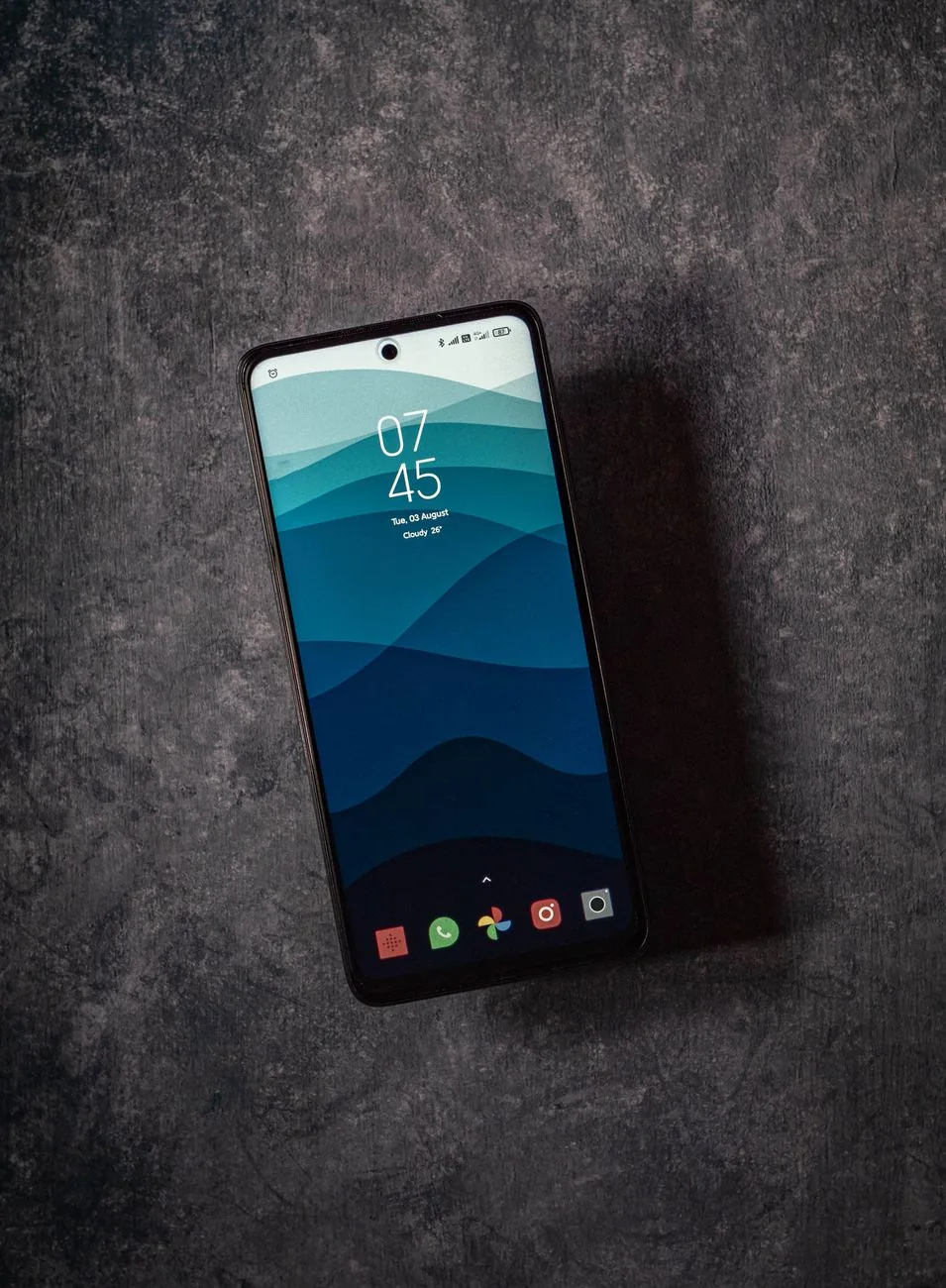 smartfon z wyświetlaną godziną na ciemnym tle — Xiaomi Mi 10 — czego przy tym sprzęcie nie zrobimy