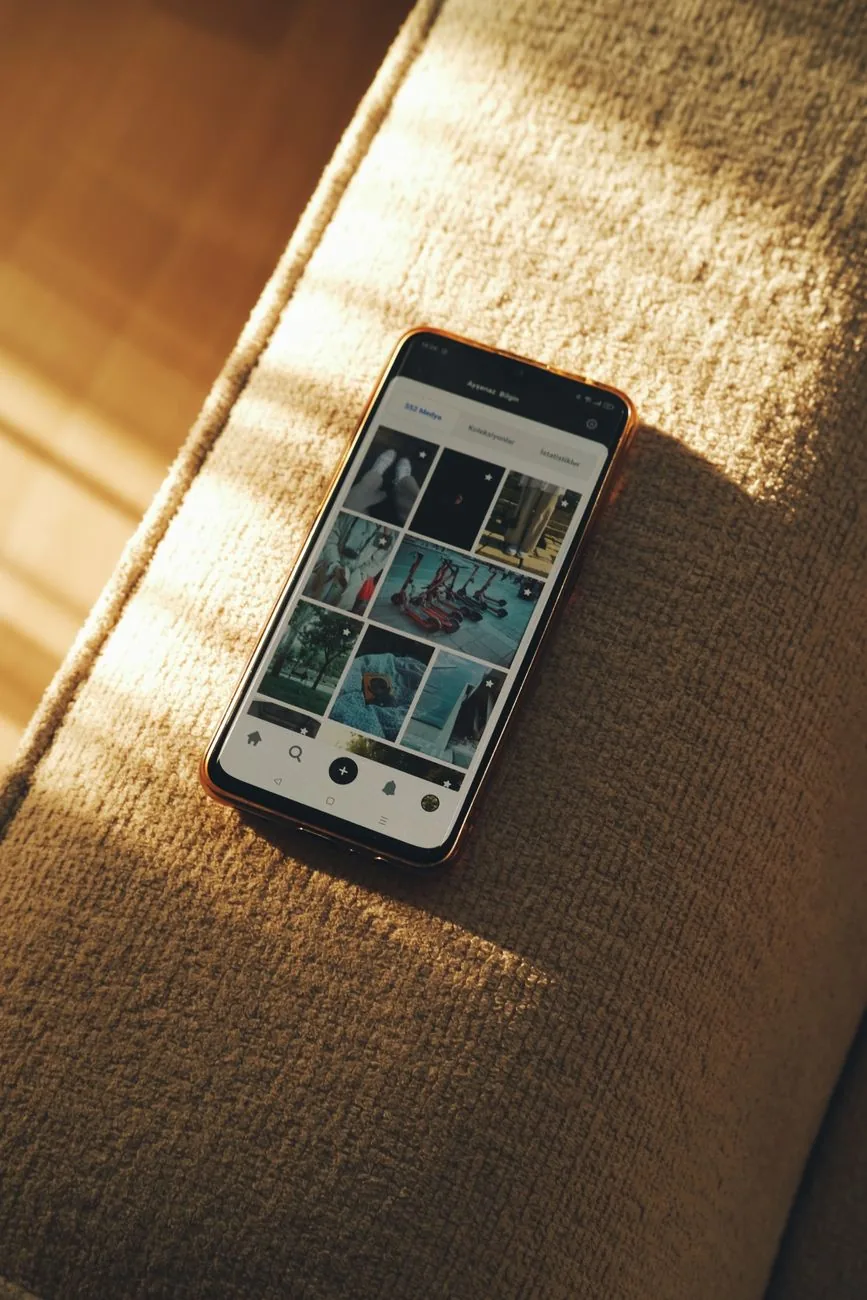 smartfon z włączonym ekranem leżący na kanapie — Xiaomi Mi 9T — czego przy tym sprzęcie nie zrobimy