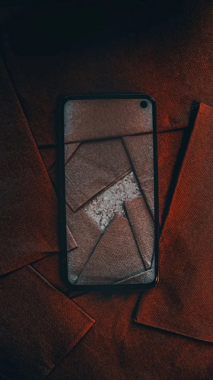 smartfon leżący na brązowym papierze o strukturze — Xiaomi Mi A1 a zakres naszego serwisu — czym zajmujemy się zamiast