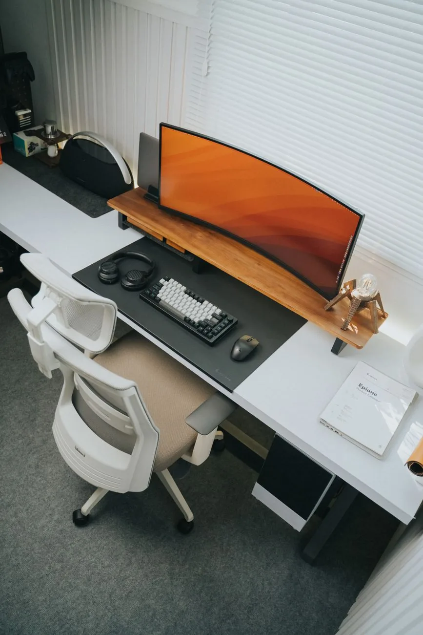 zakrzywiony monitor dla graczy i fotel ergonomiczny przy biurku — Xiaomi Mi Curved Gaming Monitor 34 w zgłoszeniu — jak odpowiadamy i co radzimy