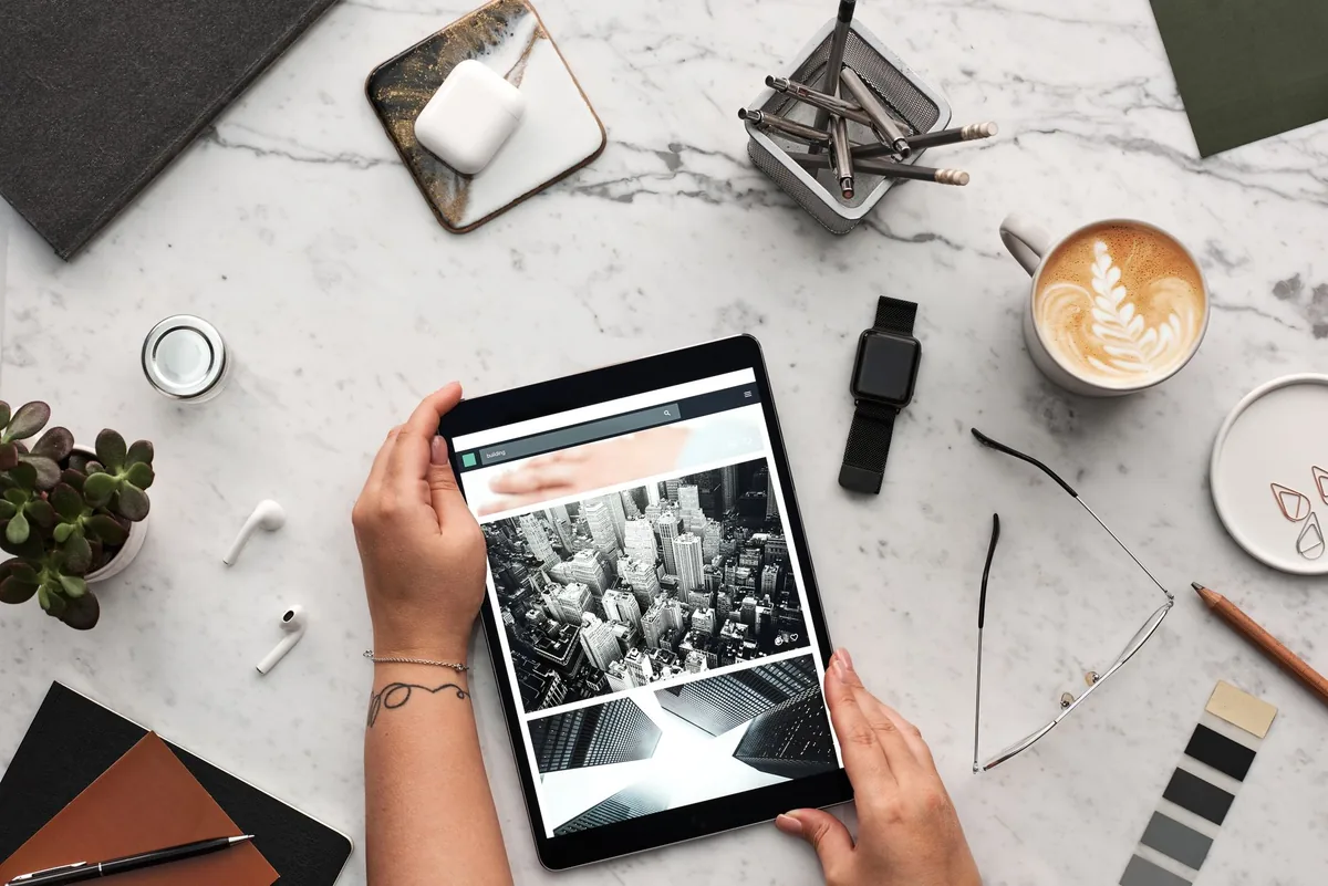 tablet na nowoczesnym biurku obok kawy i akcesoriów — Xiaomi Mi Pad 4 poza naszym warsztatem — gdzie szukać pomocy