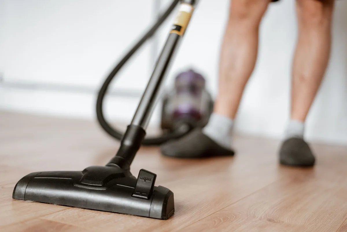 czyszczenie podłogi odkurzaczem w mieszkaniu — Xiaomi Mi Vacuum G10 — czego przy tym sprzęcie nie zrobimy