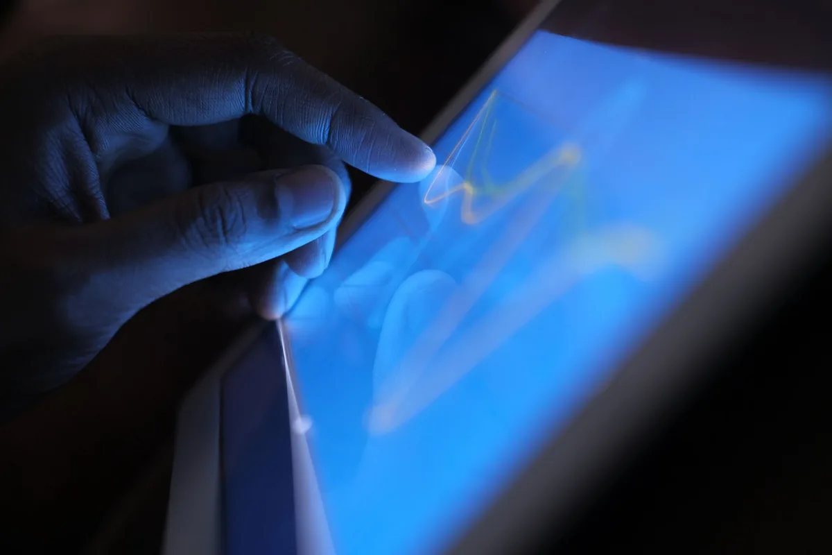 dłoń korzystająca z ekranu dotykowego tabletu — Xiaomi Pad 5 a zakres naszego serwisu — czym zajmujemy się zamiast