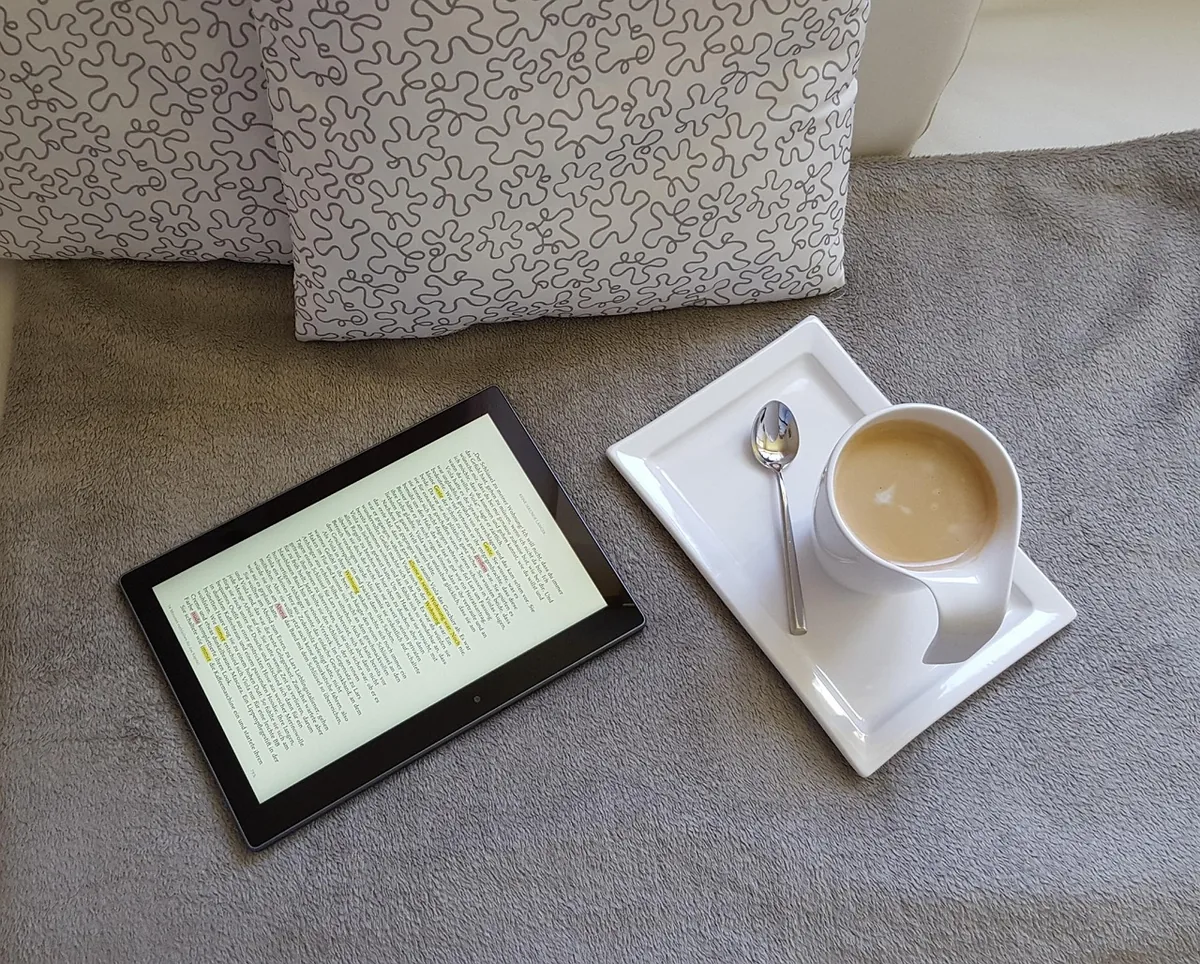 tablet z kawą w domowym biurze — Xiaomi Pad 7 a zakres naszego serwisu — czym zajmujemy się zamiast
