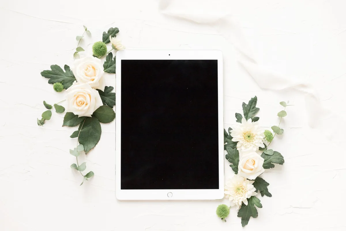 tablet cyfrowy w otoczeniu białych róż i chryzantem — Xiaomi Redmi Pad Pro poza naszym warsztatem — gdzie szukać pomocy