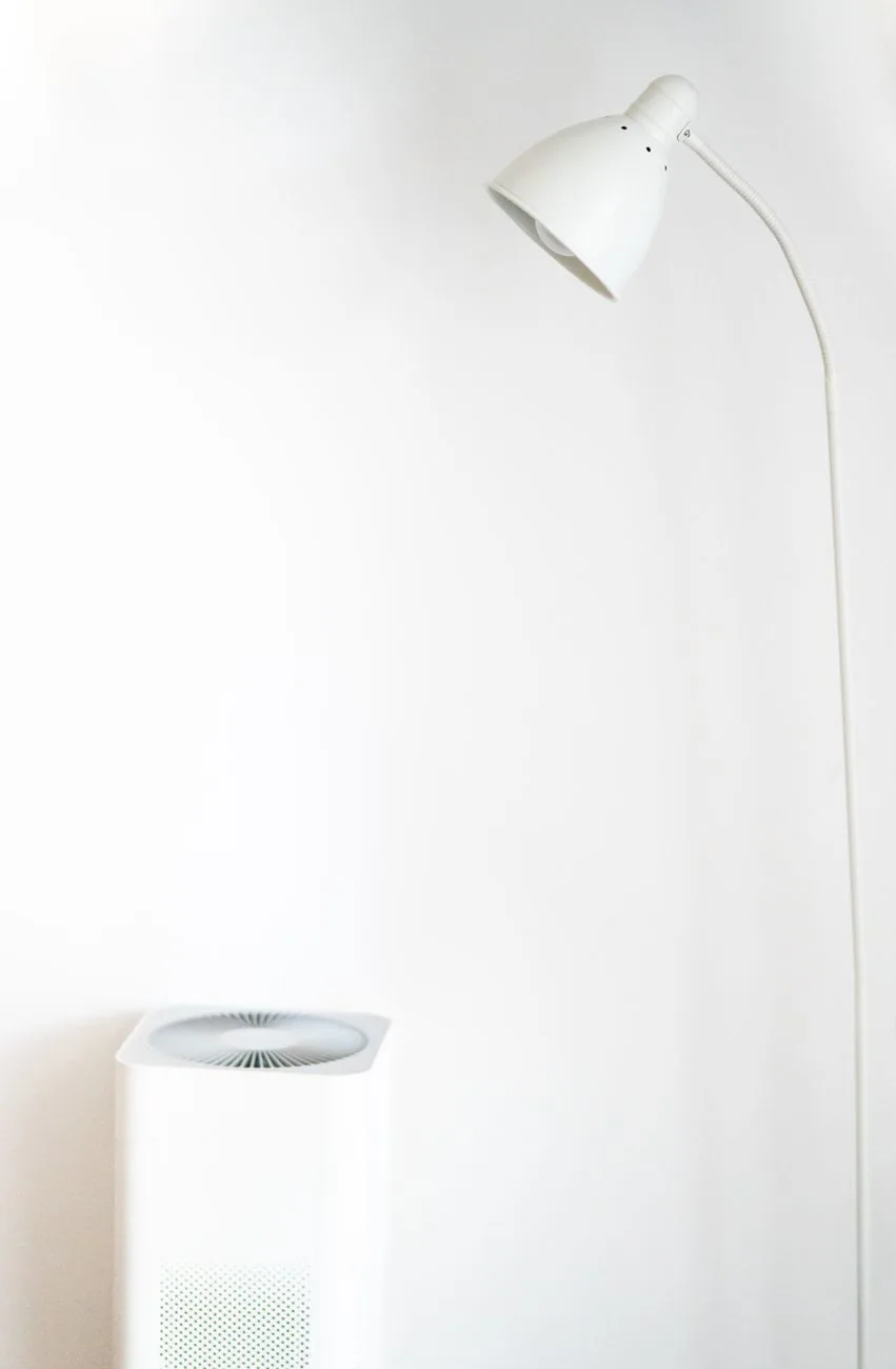 biały oczyszczacz powietrza i lampa podłogowa — Xiaomi Smart Air Purifier 4 poza naszym warsztatem — gdzie szukać pomocy