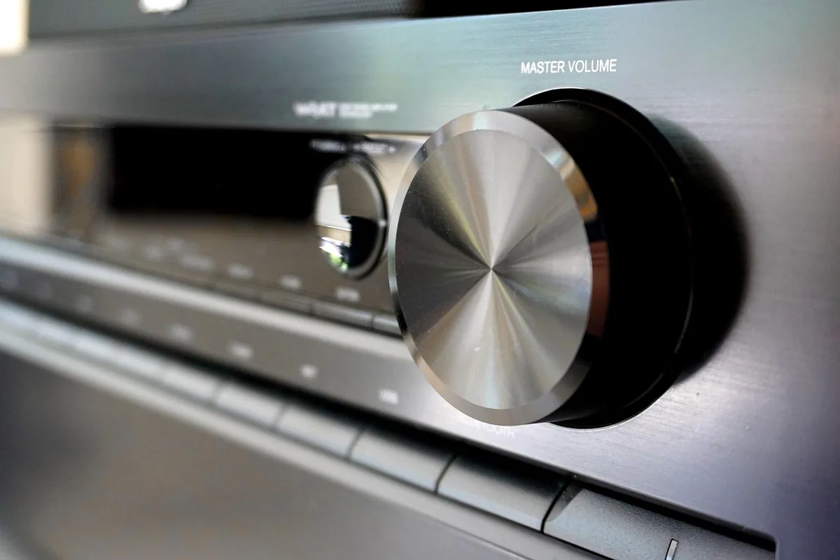 wzmacniacz stereo hi-fi z pokrętłem głośności — Yamaha A-S1200 poza naszym warsztatem — gdzie szukać pomocy