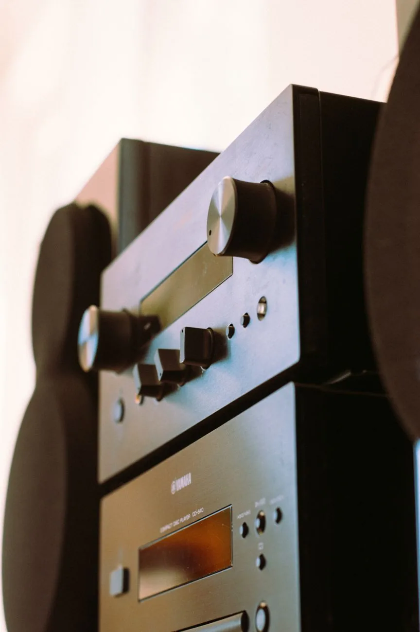 czarny wzmacniacz stereo z pokrętłami regulacji — Yamaha RX-V4A poza naszym warsztatem — gdzie szukać pomocy