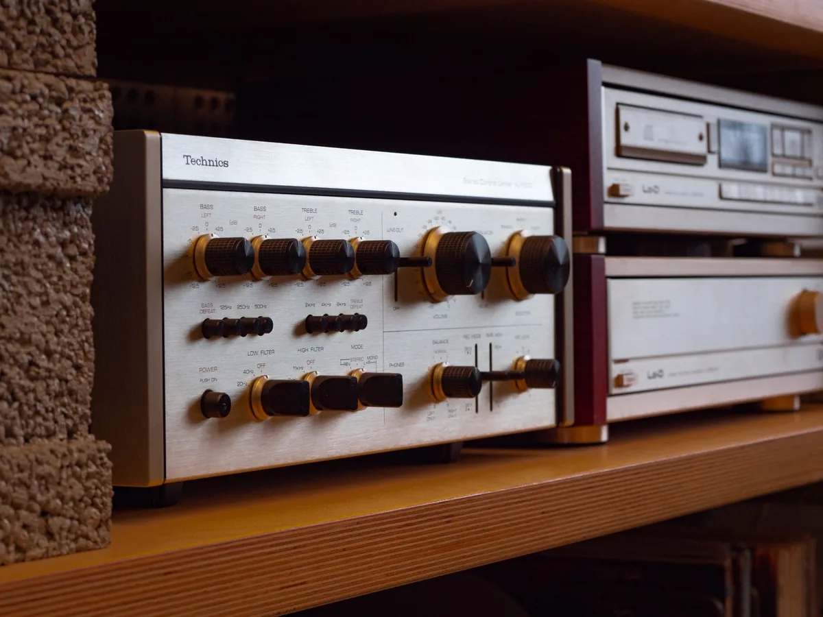 wzmacniacz stereo w stylu retro na półce — Yamaha RX-V6A a zakres naszego serwisu — czym zajmujemy się zamiast