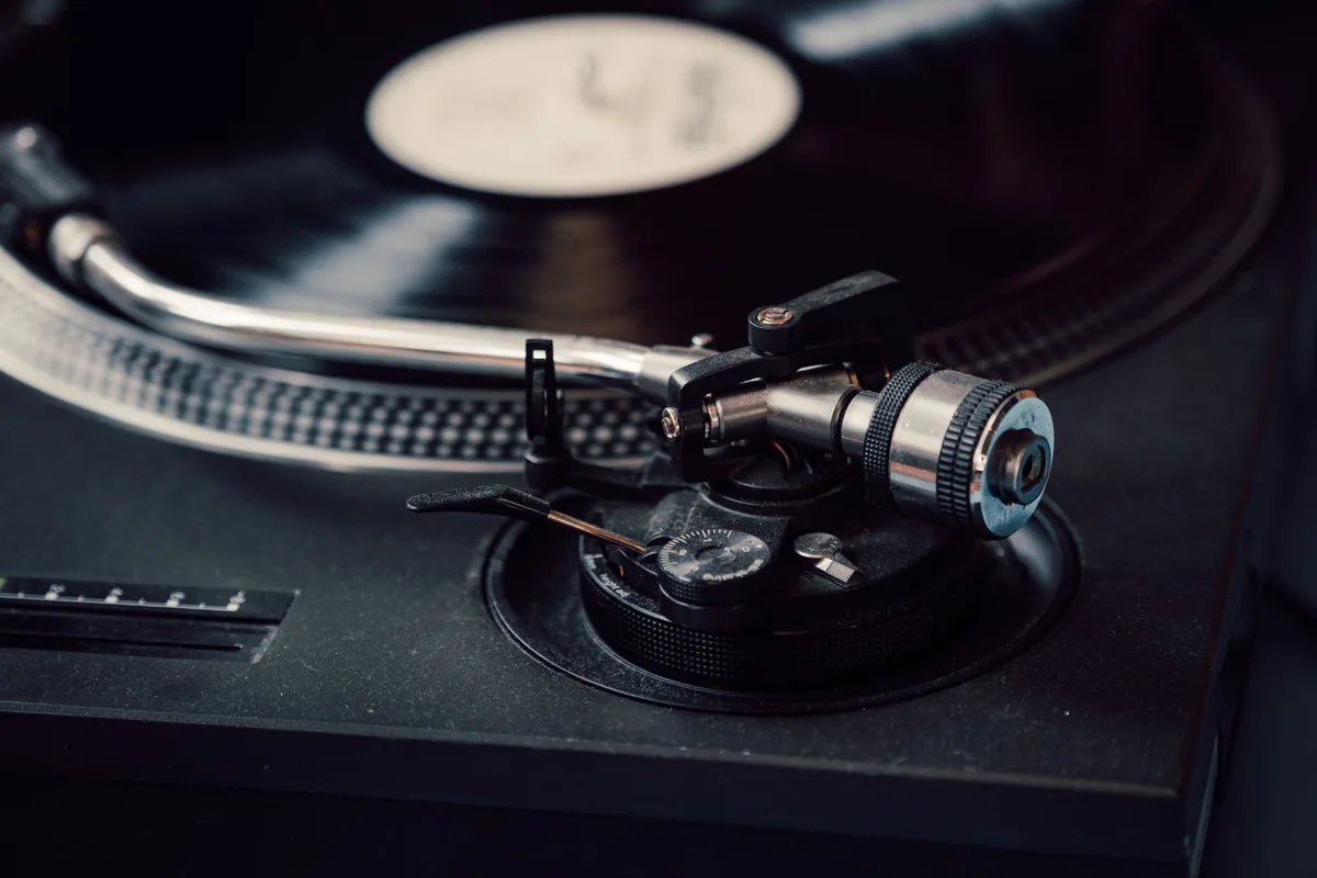 klasyczny gramofon z obracającą się płytą winylową — Yamaha TT-S303 w zgłoszeniu — jak odpowiadamy i co radzimy
