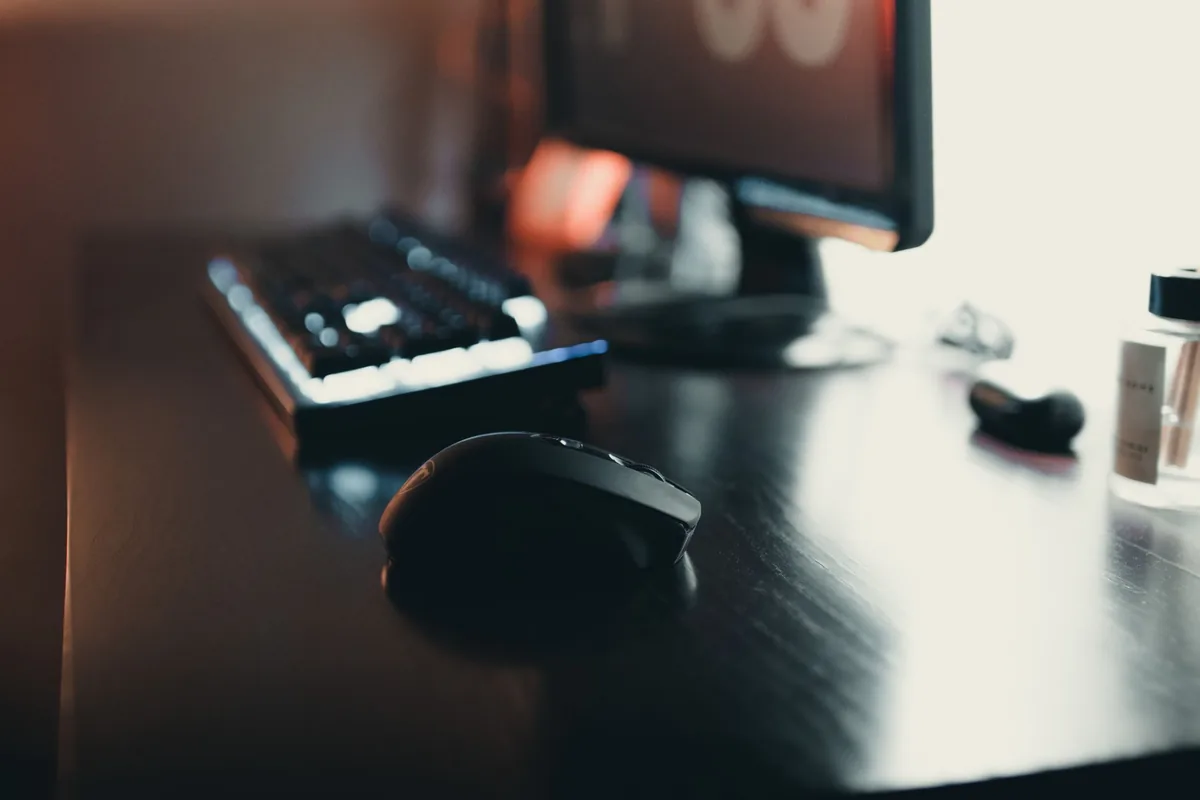 mysz, klawiatura i monitor na biurku — Zowie EC2-C poza naszym warsztatem — gdzie szukać pomocy
