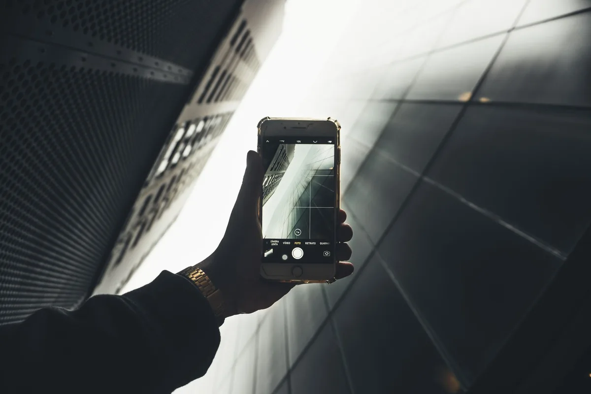 dłoń z telefonem odbijającym nowoczesną architekturę — ZTE Axon 40 Ultra — czego przy tym sprzęcie nie zrobimy