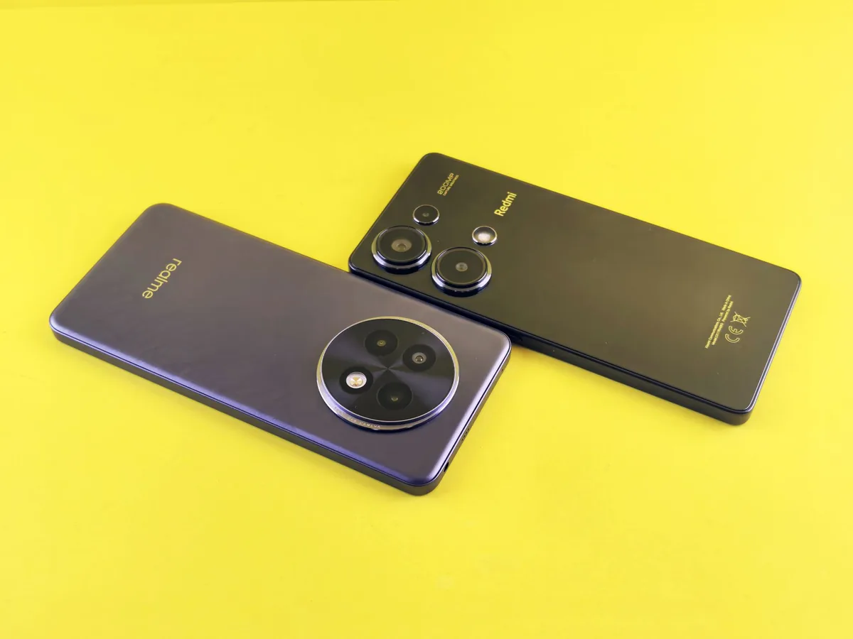 dwa telefony komórkowe na jaskrawożółtej powierzchni — ZTE Blade A53 w zgłoszeniu — jak odpowiadamy i co radzimy