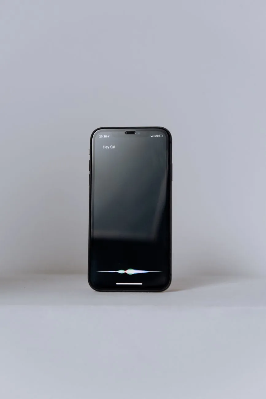telefon komórkowy z wirtualnym asystentem na neutralnym tle — ZTE Blade V50 poza naszym warsztatem — gdzie szukać pomocy