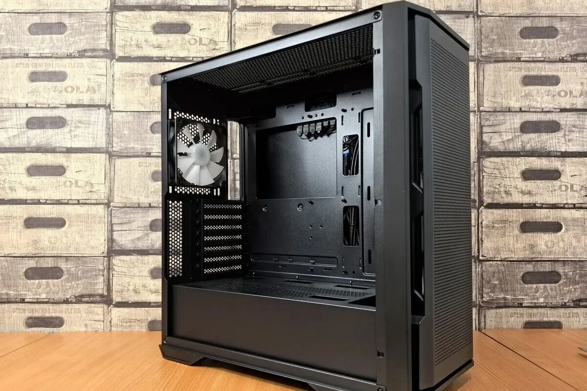 Otwarta obudowa komputera PC na tle drewnianych skrzynek (duplikat pliku jpg)