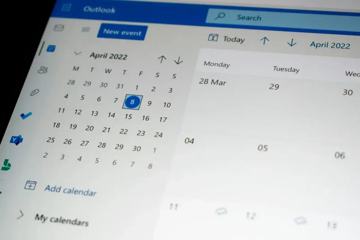 Zbliżenie na kalendarz Outlook z widokiem miesiąca kwietnia