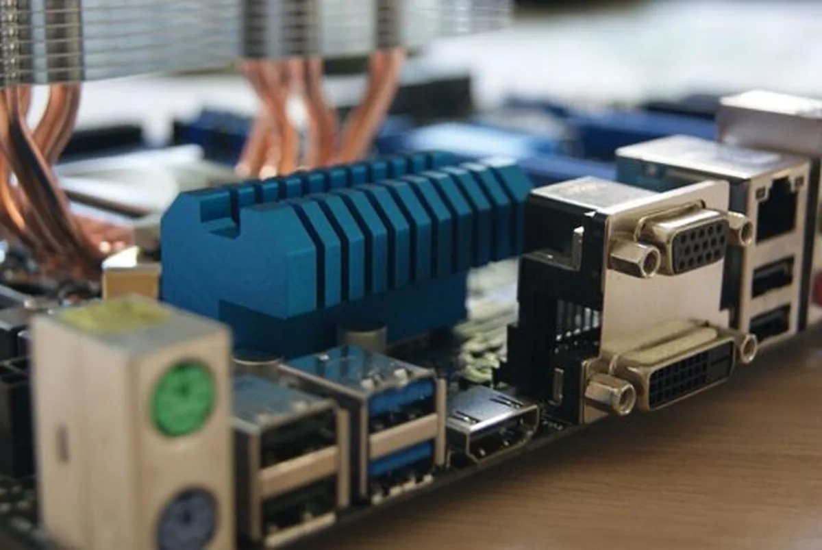 tylny panel płyty głównej z portami VGA, DVI, USB i audio