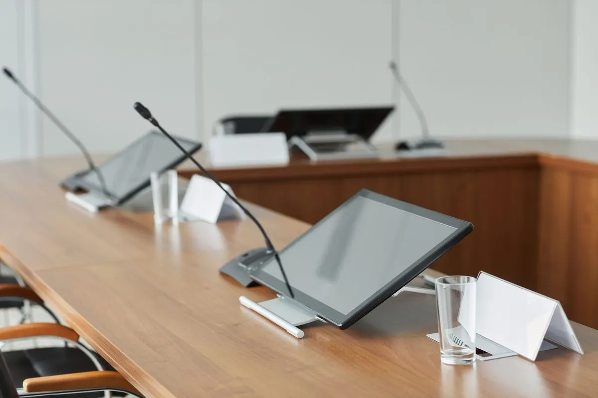 Mikrofony konferencyjne na stole sali spotkań — Serwis systemów nagłośnienia sal konferencyjnych