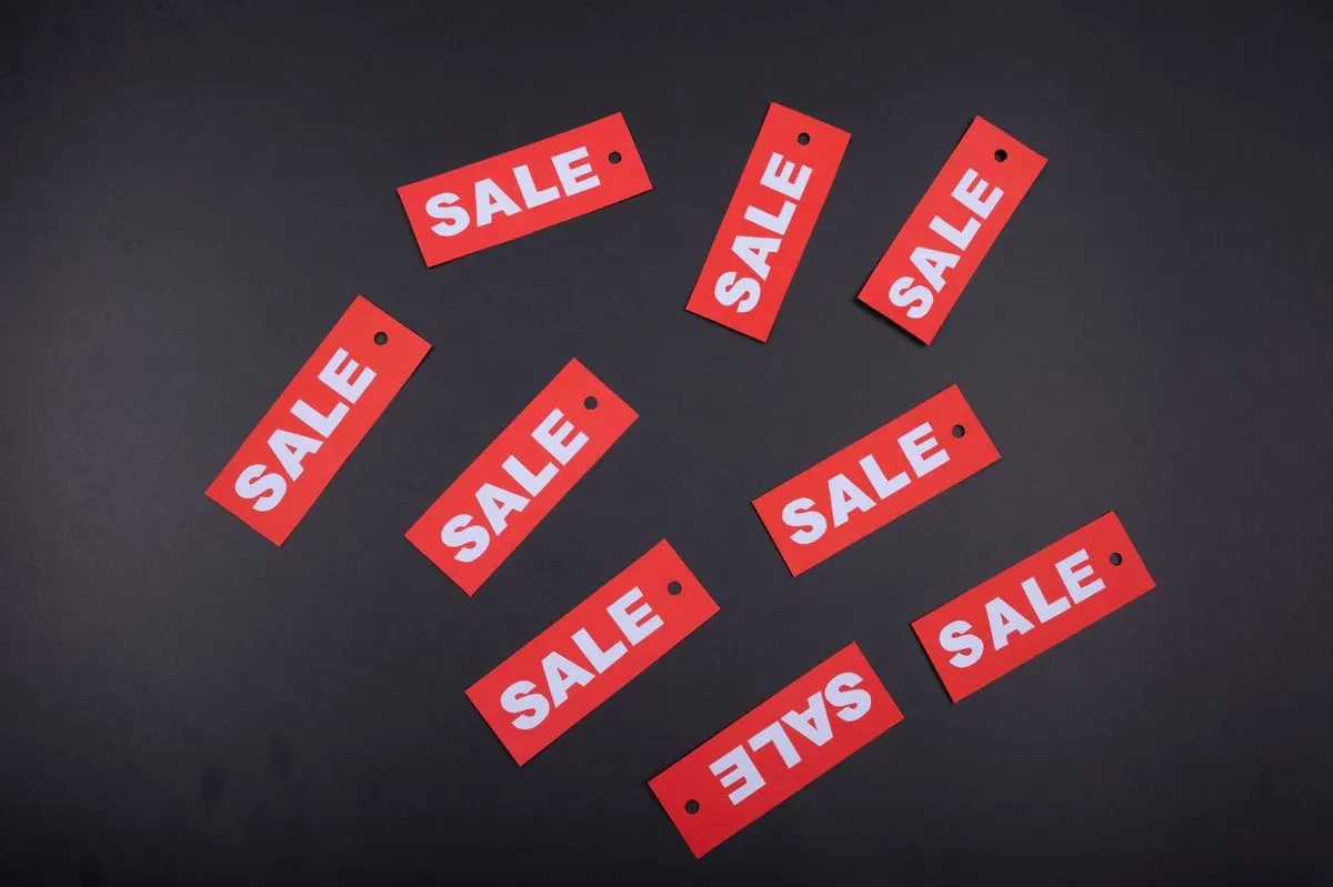 Czerwone zawieszki z napisem SALE na ciemnym tle — BaseLinker — konfiguracja cenników i promocji