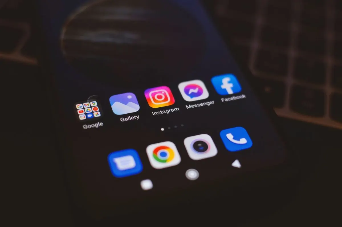 Ekran telefonu z ikonami aplikacji social media — Dobór narzędzi AI do automatyzacji publikacji w social media