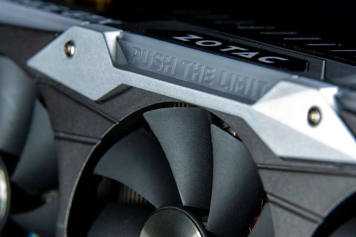 Wentylator karty graficznej Zotac z napisem Push The Limit — Testowanie wydajności (benchmark) lokalnego AI po instalacji