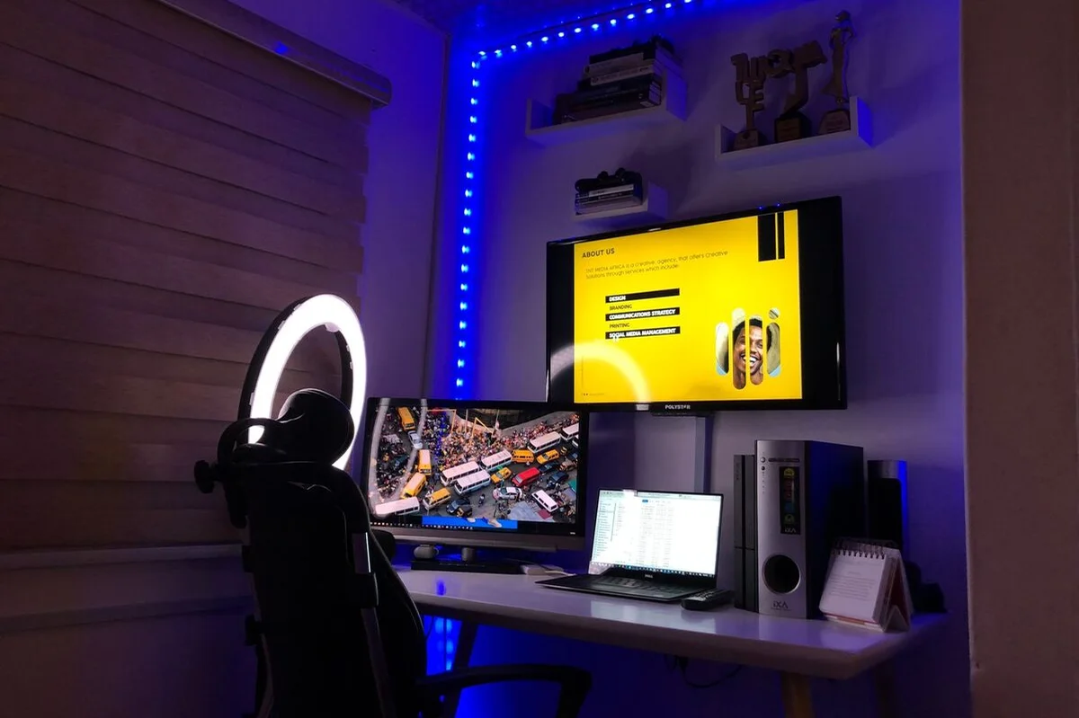 Domowe stanowisko komputerowe z monitorem, konsolą i podświetleniem