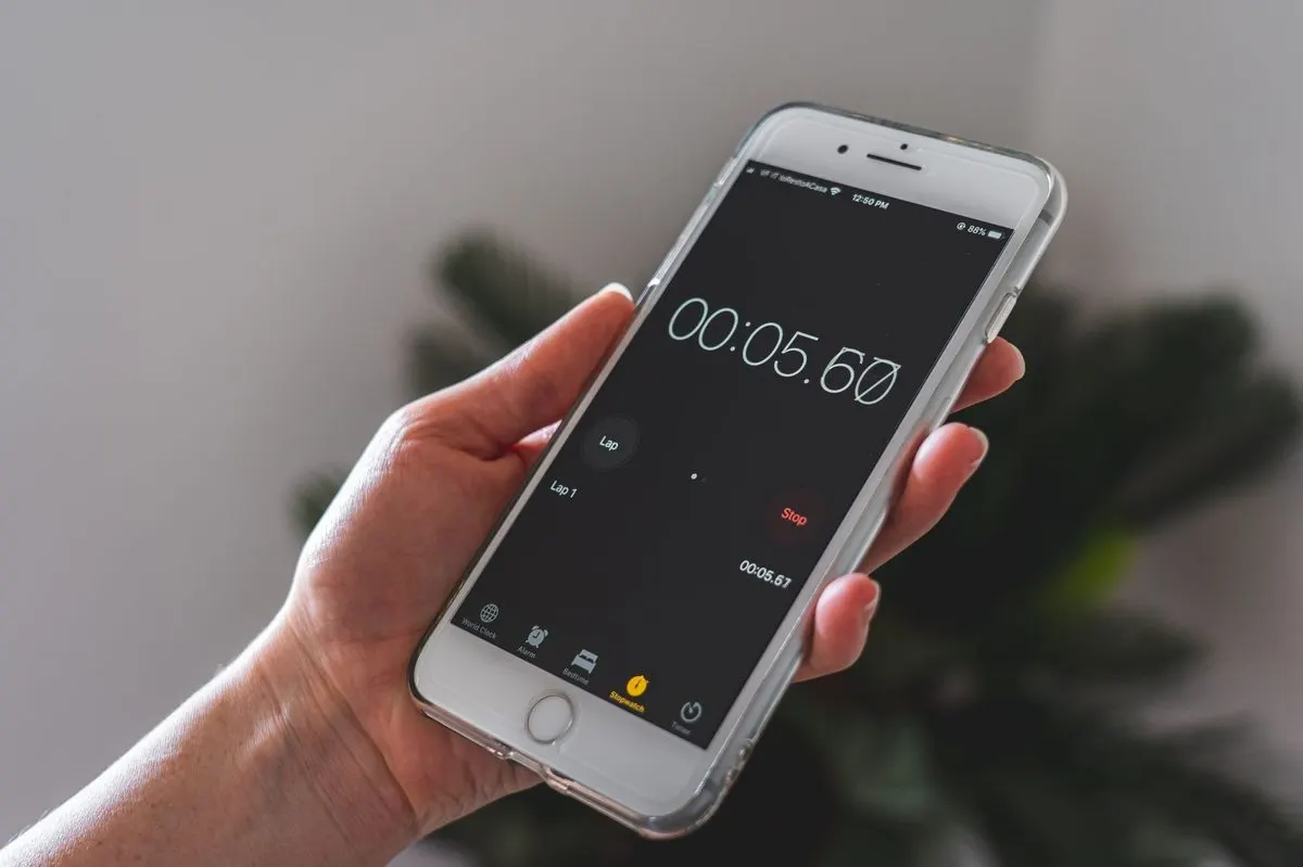 Telefon z uruchomionym stoperem na ekranie — Specjalizujemy się w naprawach, gdy czas ma kluczowe znaczenie