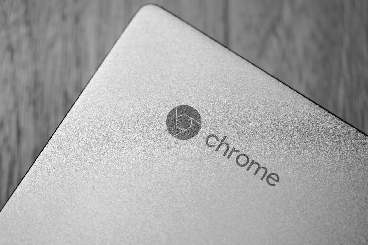 Pokrywa laptopa Chromebook z widocznym logo Chrome — Specjalizujemy się w obsłudze sprzętu rzadkich i mniej popularnych marek
