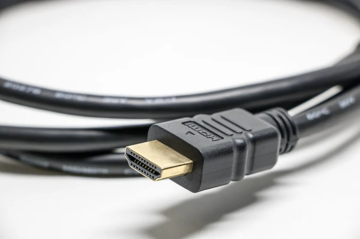Zbliżenie na złącze kabla HDMI — Co zrobić, gdy laptop nie chce się połączyć z projektorem