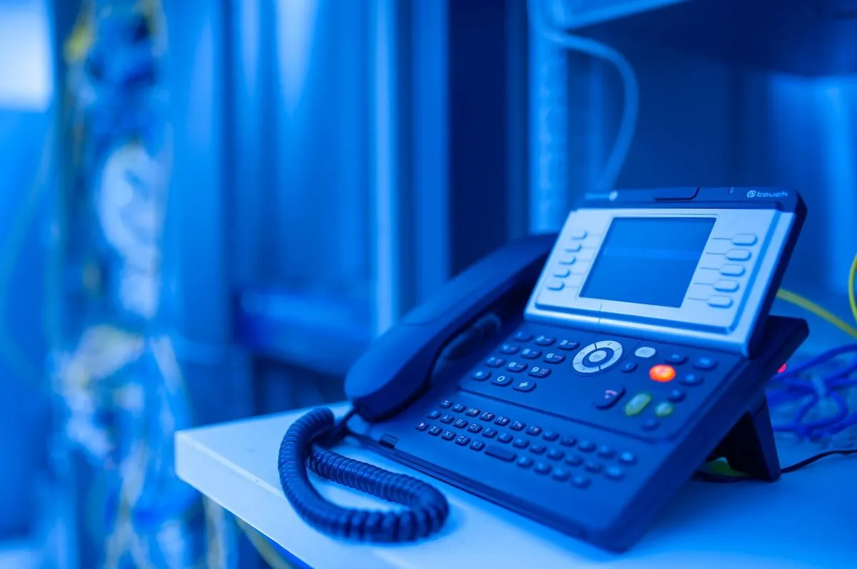 Niebieski telefon biurowy VoIP na biurku — Padła centrala telefoniczna VoIP podczas kampanii telefonicznej