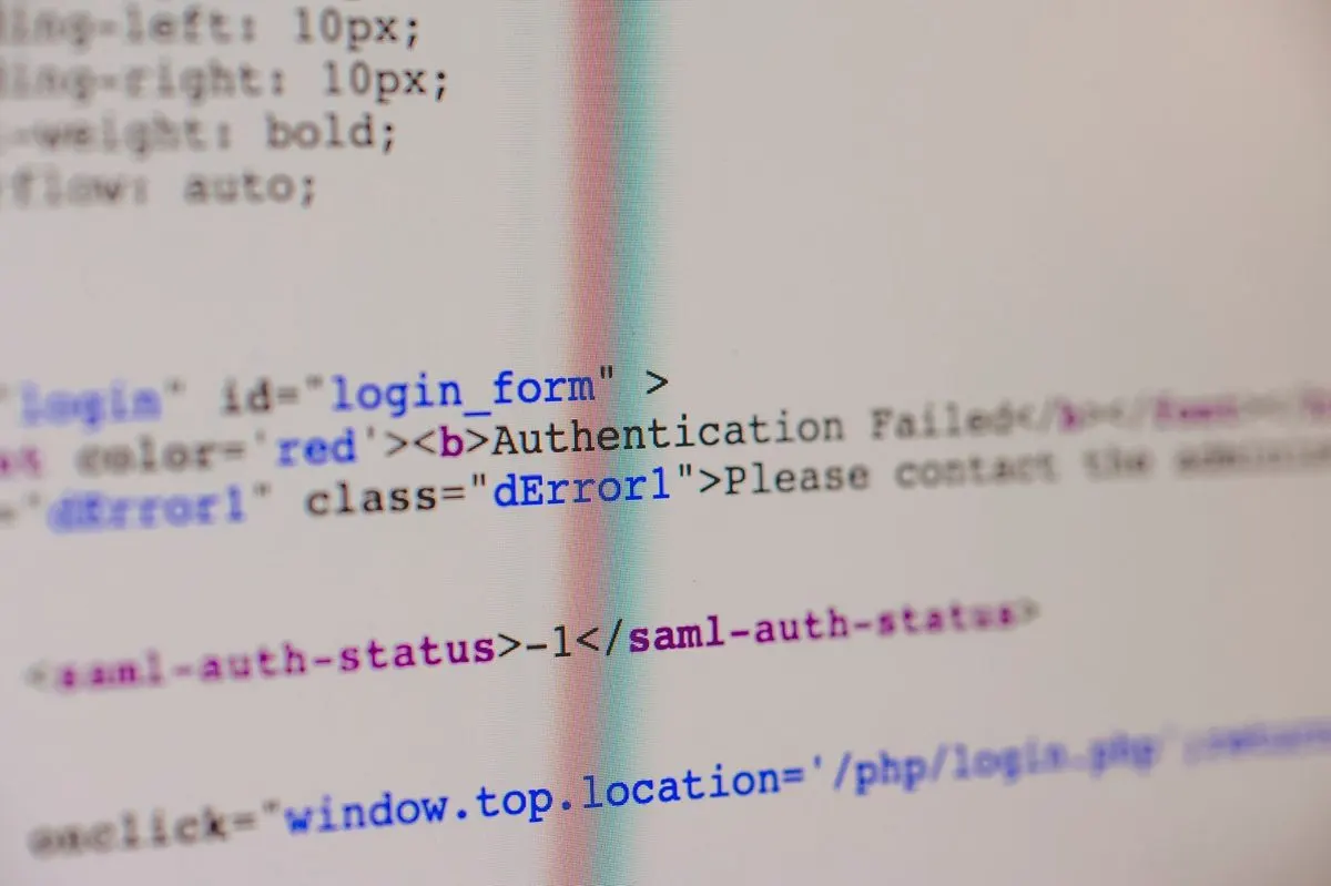 Kod źródłowy z komunikatem błędu Authentication Failed na ekranie — Nagła niedostępność strony internetowej firmy