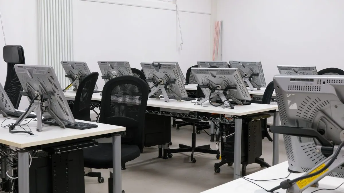 Rząd biurek z monitorami w pustym biurze — Padły jednocześnie dwa stanowiska po tej samej aktualizacji