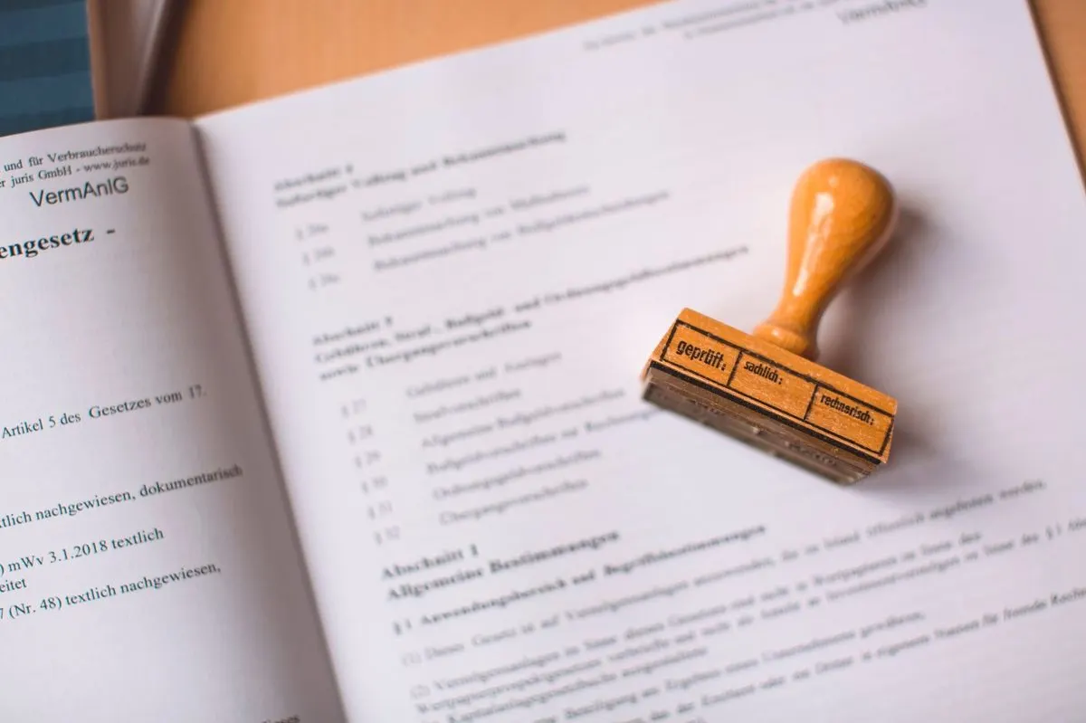 Dokument z pieczątką na biurku — Przygotowanie firmy do audytu ISO 27001