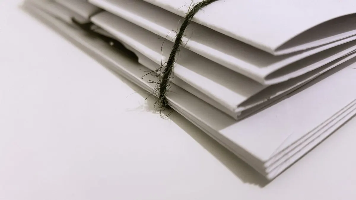 Stos przewiązanych sznurkiem listów i kopert — Automatyzacja korespondencji seryjnej w Wordzie