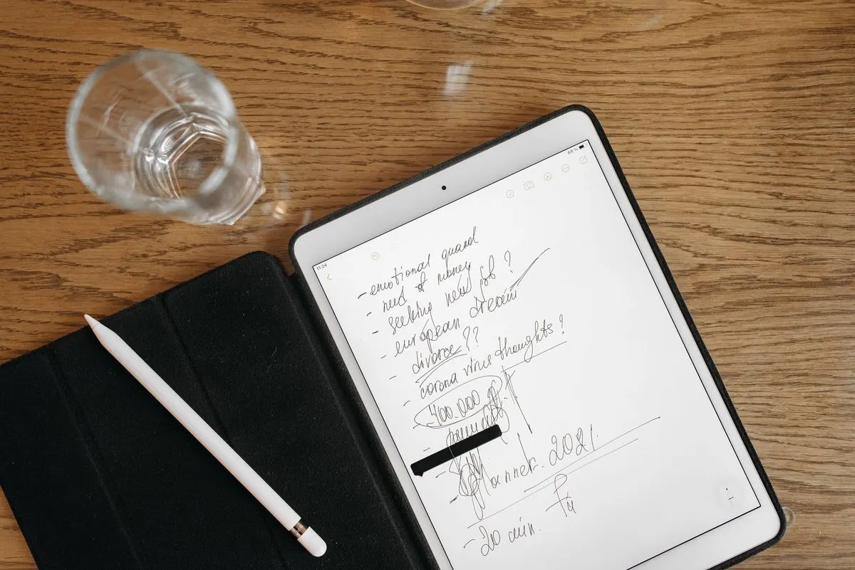 Tablet z odręcznymi notatkami na drewnianym stole — Naprawa uszkodzonego pliku OneNote